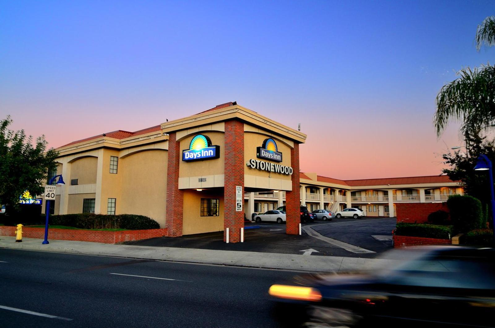 Days Inn By Wyndham Дауни Екстериор снимка